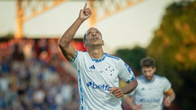 matheus pereira comemorando seu gol apontando o dedo indicador para cima