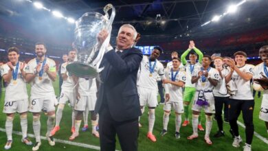 carlo ancelloti ergue o trofeu da champions league com o time do real madrid