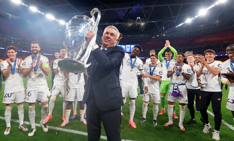 carlo ancelloti ergue o trofeu da champions league com o time do real madrid