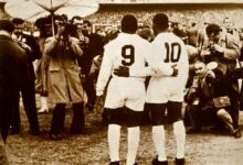 coutinho e pele sendo fotografados por jornalistas na final da libertadores