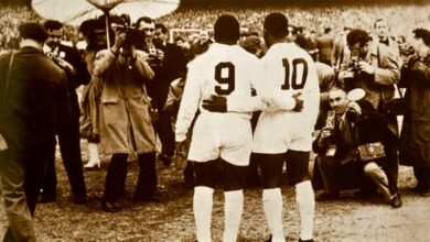 coutinho e pele sendo fotografados por jornalistas na final da libertadores