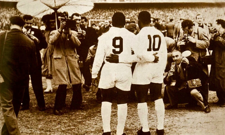 coutinho e pele sendo fotografados por jornalistas na final da libertadores