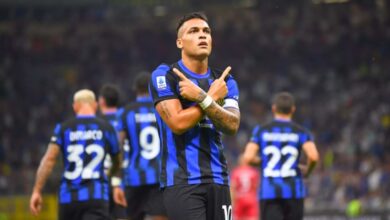 lautaro martinez cruza dos dedos indicadores em formato de x em jogo da inter