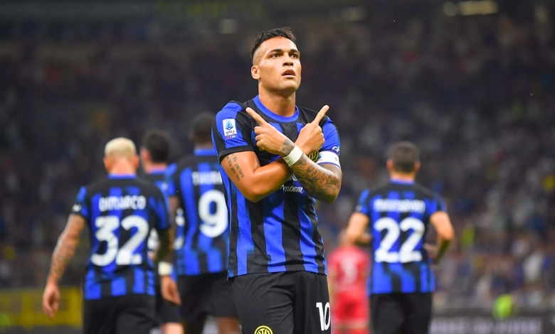 lautaro martinez cruza dos dedos indicadores em formato de x em jogo da inter