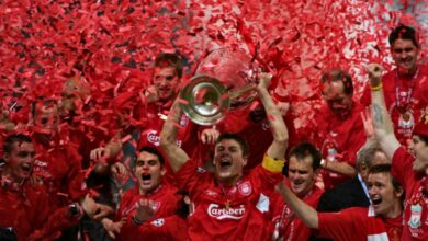 steve gerrard ergue o trofeu da champions league com sua equipe