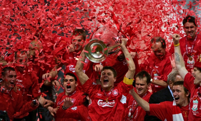 steve gerrard ergue o trofeu da champions league com sua equipe