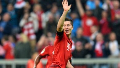 robert lewandowski comemora seu quinto gol levantando a mão aberta