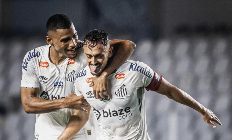 diego pituca comemora o seu gol junto com seu companheiro de equipe