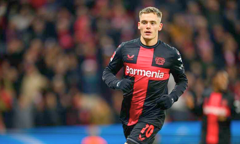 florian wirtz correndo em campo pelo bayer leverkusen