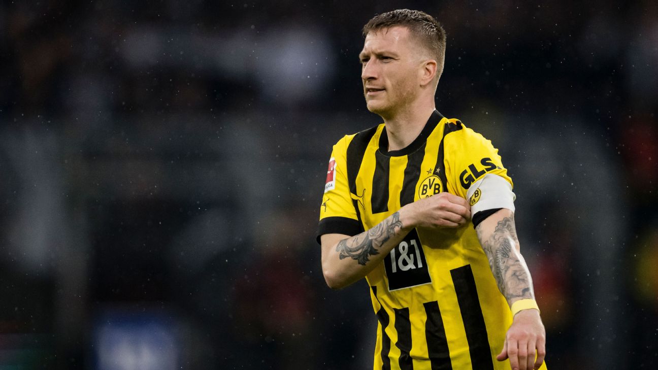 reus coloca a faixa de capitão durante o jogo