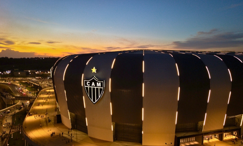 imagem aérea da frente da arena mrv com a logo do atletico mineiro