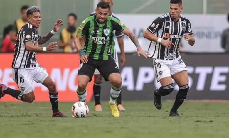 felipe azevedo sendo marcados por dois jogadores do atlético mineiro