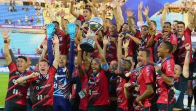 jogadores do athletico erguendo a taça da sul-americana