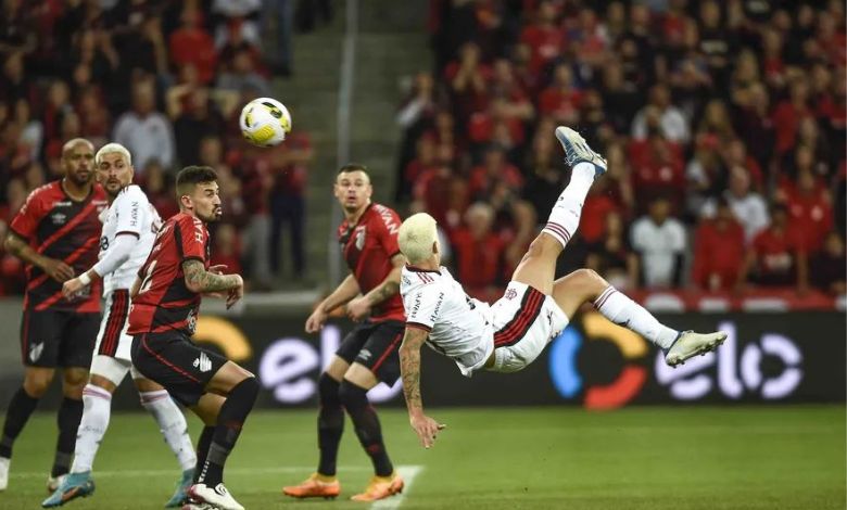 pedro faz o movimento de bicicleta para ampliar para o flamengo contra o athletico paranaense