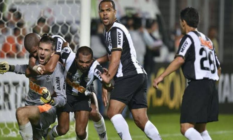 goleiro victor do atletico mineiro é abraçado por companheiros após defender um pênalti 