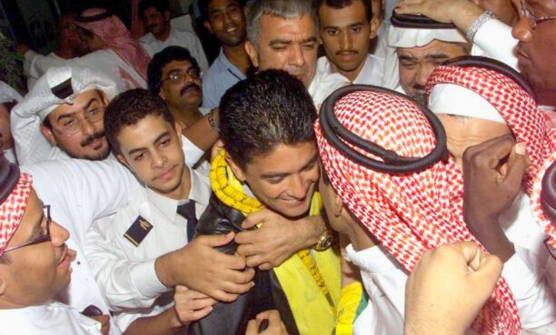 bebeto sendo abraçado por vários fãs no aeroporto para jogar no al ittihad 