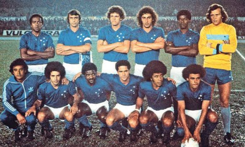 time do cruzeiro de 1976 posando para a foto oficial da equipe