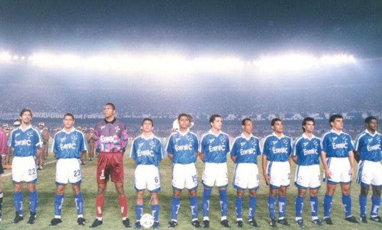 jogadores do time do cruzeiro de 1997 perfilados na hora do hino