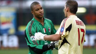 Dida enquanto goleiro do Milan cumprimentando um goleiro adversário