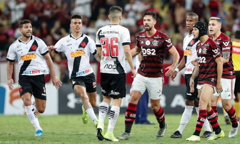 jogadores dos flamengos e atletas do vasco gama iniciam uma discussao em campo