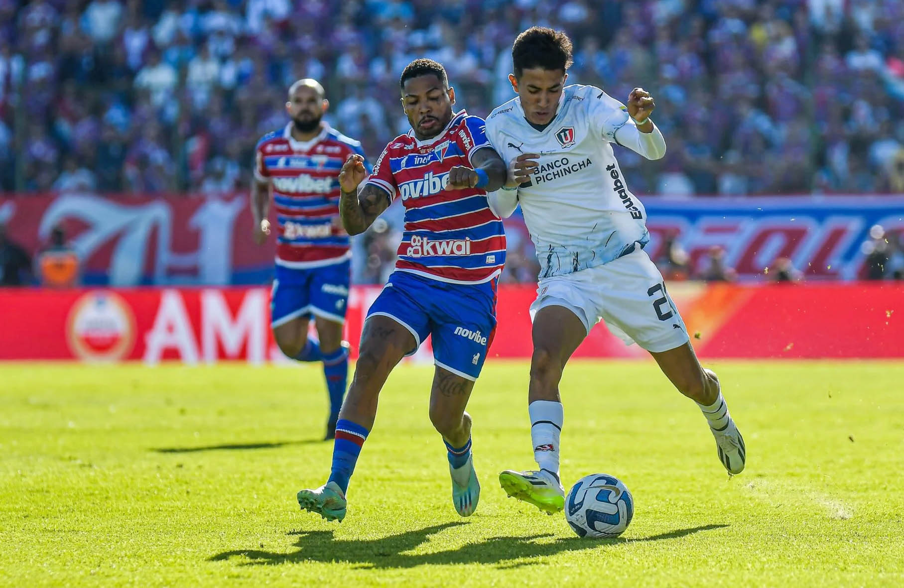 marinho sendo marcado pelo zagueiro da ldu na final da sulamericana