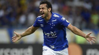 Fred atacante do cruzeiro comemora gol com braços abertos na copa do brasil