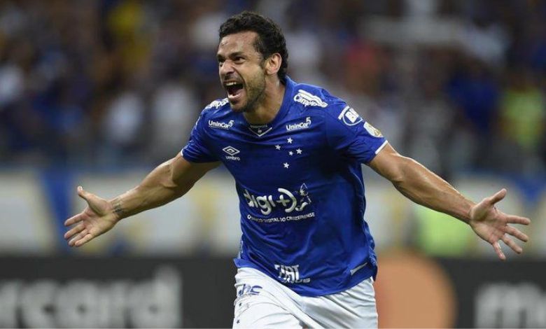 Fred atacante do cruzeiro comemora gol com braços abertos na copa do brasil