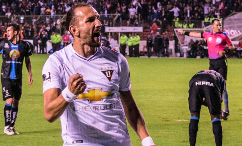 Jogador Hernan Barcos comemorando seu gol com a camisa da LDU