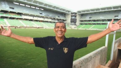 jair bala abrindo o braço de frente ao campo do america mg