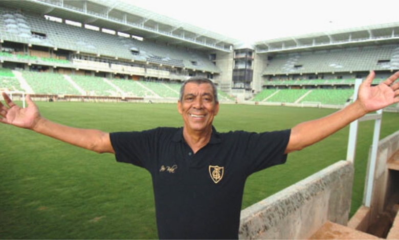 jair bala abrindo o braço de frente ao campo do america mg