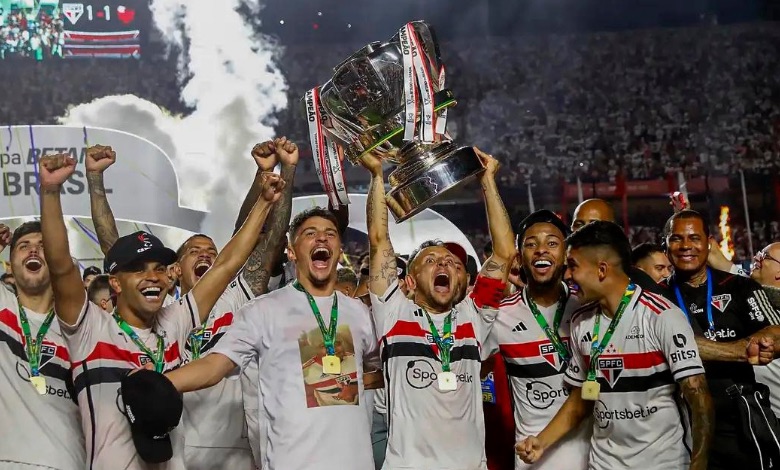 jogadores do sao paulo erguem a taca da copa do brasil no campo do morumbi