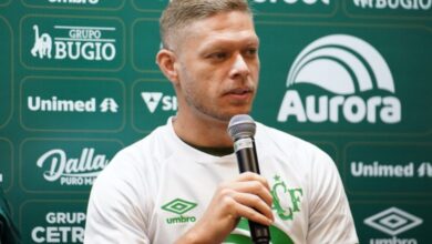 marlone, jogador da chapecoense, com um microfone em mãos durante sua apresentação