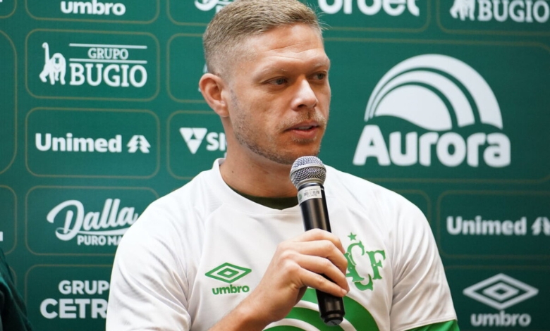 marlone, jogador da chapecoense, com um microfone em mãos durante sua apresentação