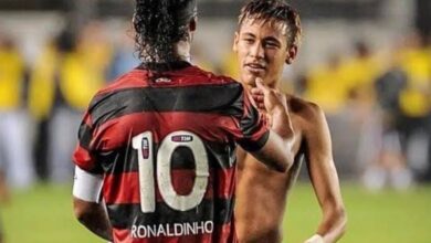 neymar, sem camisa, e ronaldinho gaucho se cumprimentam apos fim da partida entre flamengo e santos pelo brasileirao