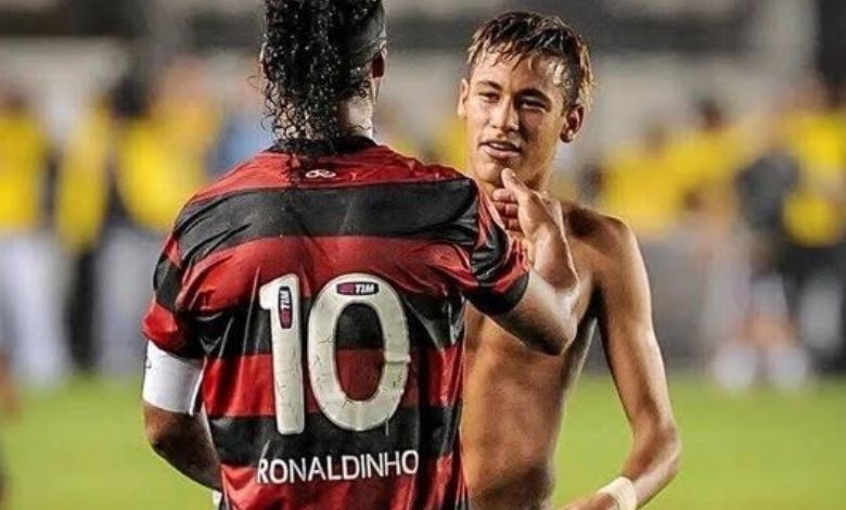 neymar, sem camisa, e ronaldinho gaucho se cumprimentam apos fim da partida entre flamengo e santos pelo brasileirao