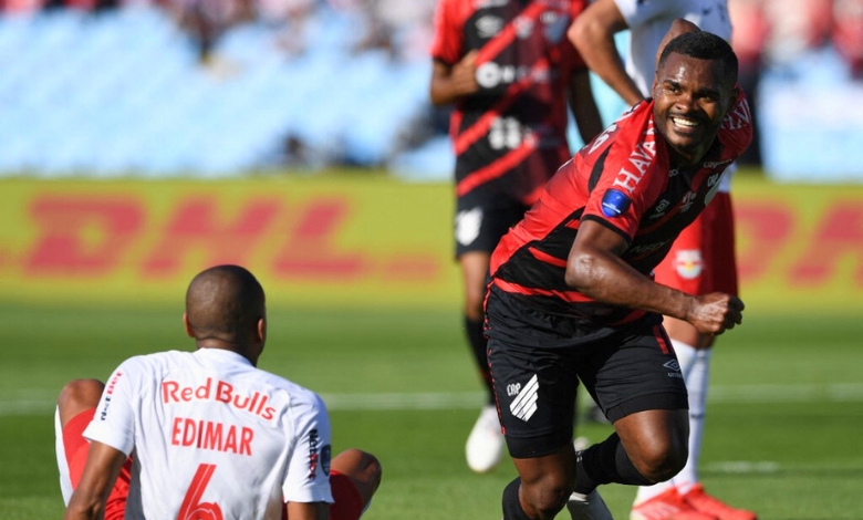 Nikão comemorando seu gol na final da sul-americana