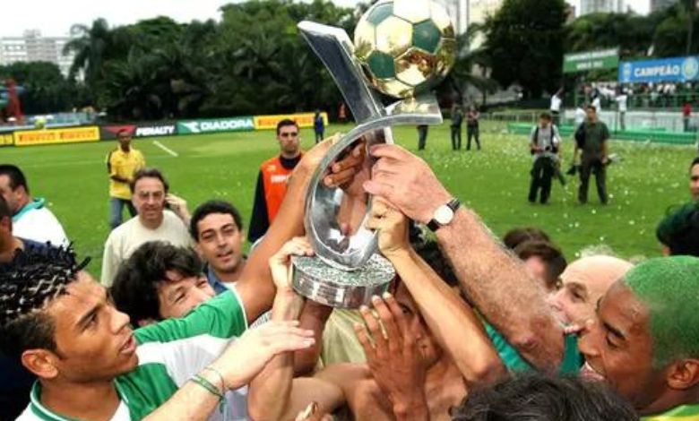 jogadores do palmeiras erguem o troféu da série b