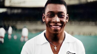 pelé sorridente tirando foto com a camisa do santos