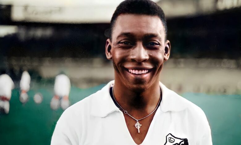 pelé sorridente tirando foto com a camisa do santos