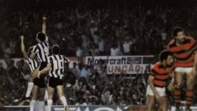 jogadores do atlético mineiro comemoram gol em cima do flamengo