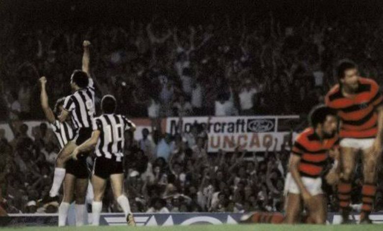 jogadores do atlético mineiro comemoram gol em cima do flamengo