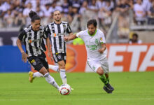 benitez sendo marcado pelo zagueiro do atletico mineiro