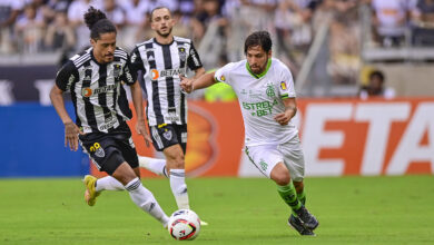 benitez sendo marcado pelo zagueiro do atletico mineiro