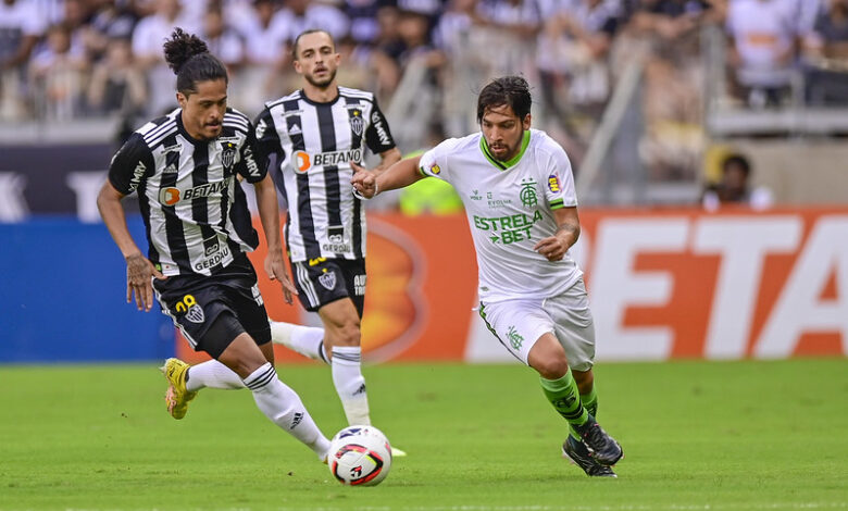 benitez sendo marcado pelo zagueiro do atletico mineiro