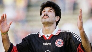 ali daei olhando para o ceu com as maos para cima apos um gol