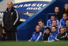 felipao com as maos no bolso da blusa ao lado do banco de reservas do chelsea comandando a equipe inglesa