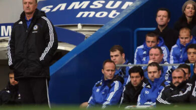 felipao com as maos no bolso da blusa ao lado do banco de reservas do chelsea comandando a equipe inglesa