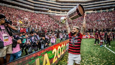 gabigol ergue a taca da libertadores de 2019 enquanto jornalistas tiram foto