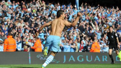 aguero tirando a camisa em comemoracao do gol do titulo inedito do manchester city