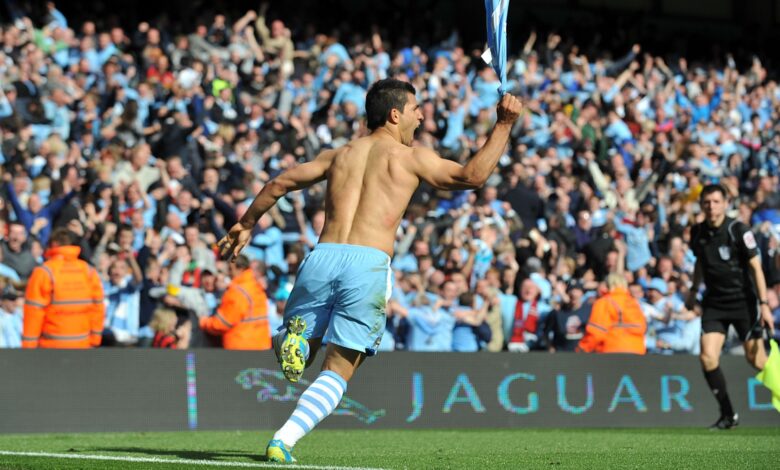 aguero tirando a camisa em comemoracao do gol do titulo inedito do manchester city